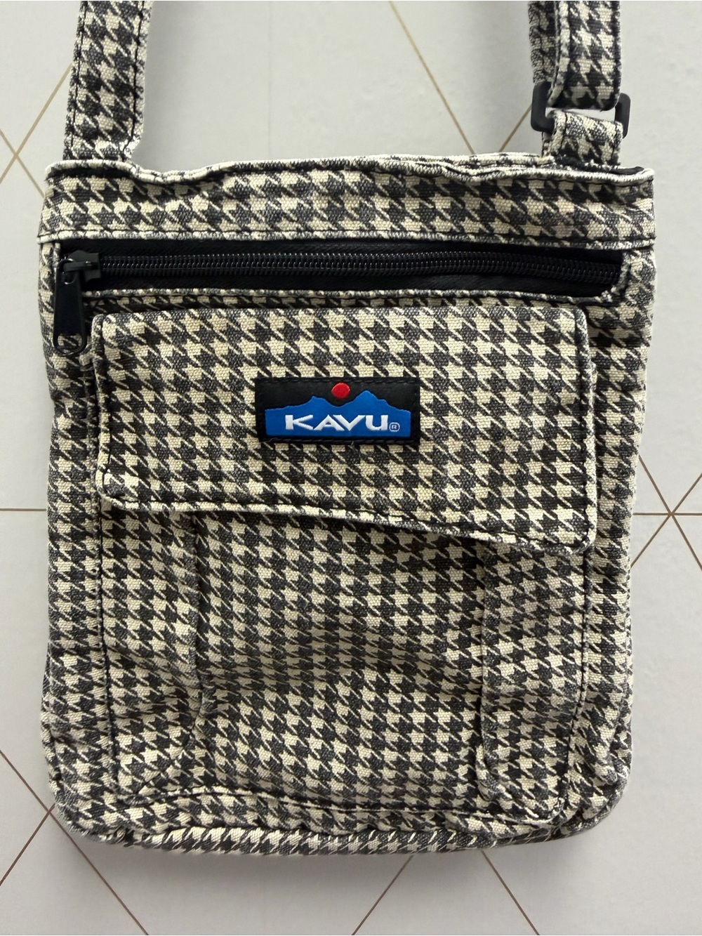 KAVU Keeper Crossbody Bag Black Cream Herringbone Adjustable Strap Multi Pocket